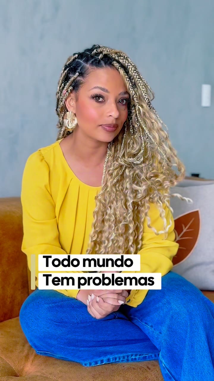 Sarah Fernanda de blusa amarela e calça jeans no sofá