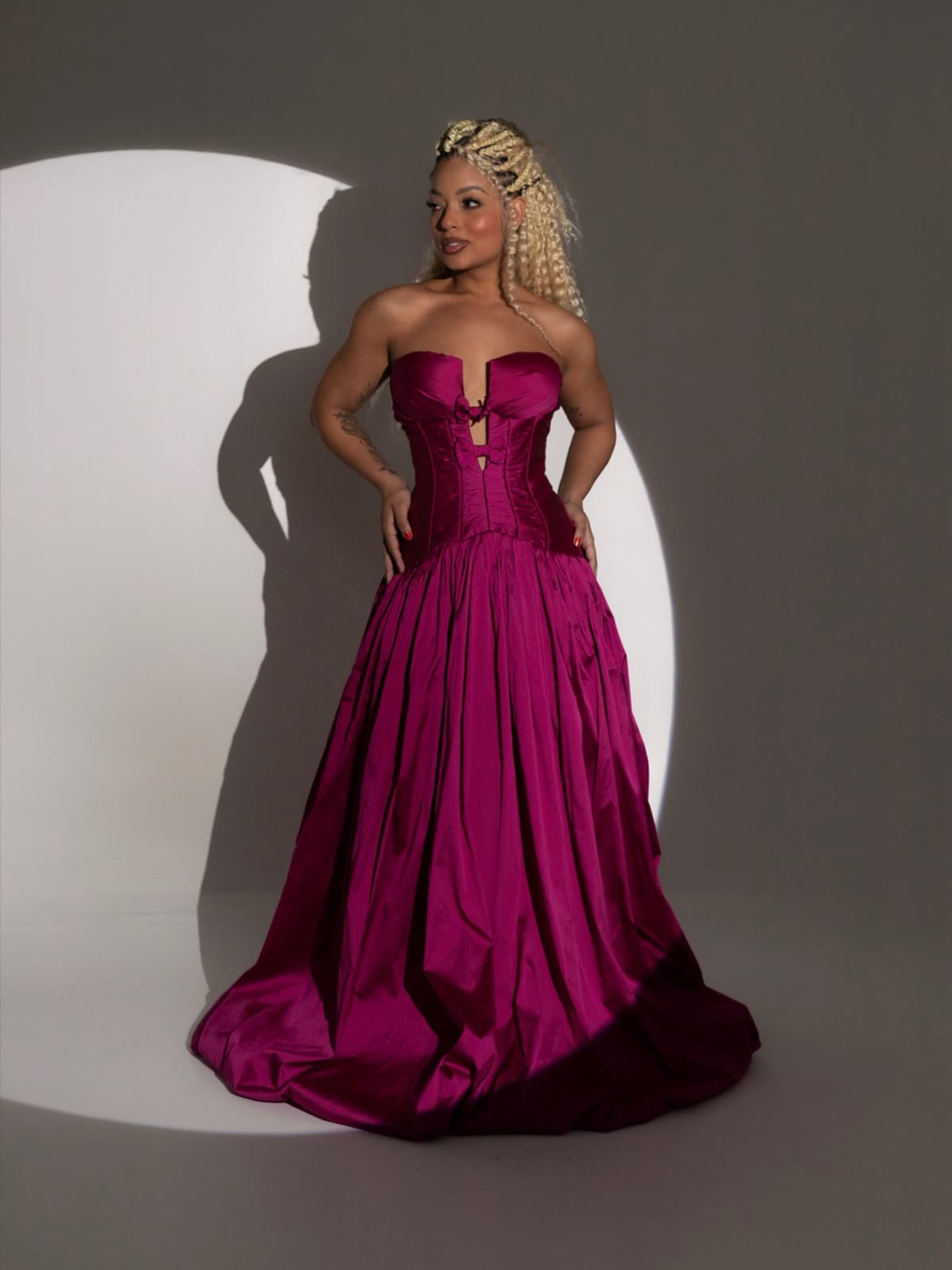 Sarah Fernanda em vestido de festa vinho, ensaio da Coleção Moda Festa